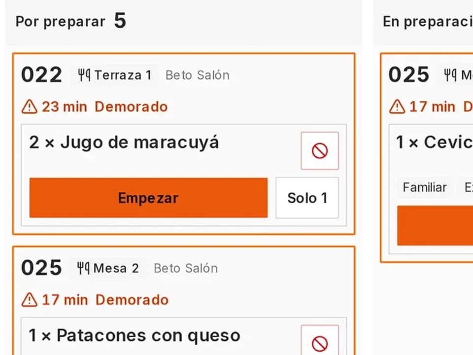 La pantalla de cocina con los pedidos por preparar y en preparación, y los que van con retraso