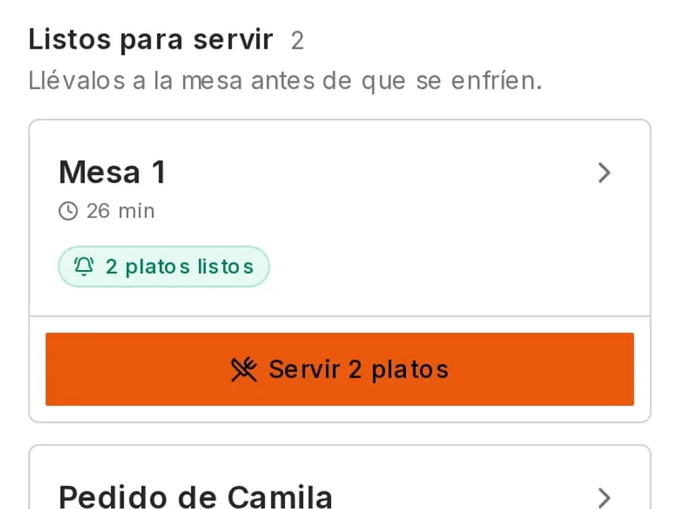 Los platos listos para servir en el celular del mesero, con el botón para marcarlos servidos